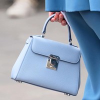Turut melengkapi gaya ibu tiga anak ini, tas tangan keluaran Asprey berwarna baby blue yang lembut. Menurut The Independent, biru yang dipilih Kate merujuk pada Savoy blue, warna historis dari masa kerajaan Italia, sebagai bentuk penghormatan kepada negara tuan rumah. (Foto: Karwai Tang/WireImage)