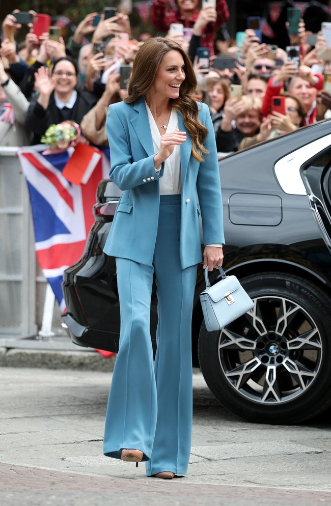 Lawatan resmi Kate Middleton ke Reggio Emilia, Italia, baru-baru ini tanpa Pangeran William menandai perjalanan solo pertamanya setelah mengumumkan bebas dari kanker (masa remisi) pada Januari 2025 lalu. Hari pertama, Kate muncul dalam balutan setelan cornflower blue yang cerah rancangan desainer Inggris-Kanada Edeline Lee. (Foto: REUTERS/Phil Noble/Pool)