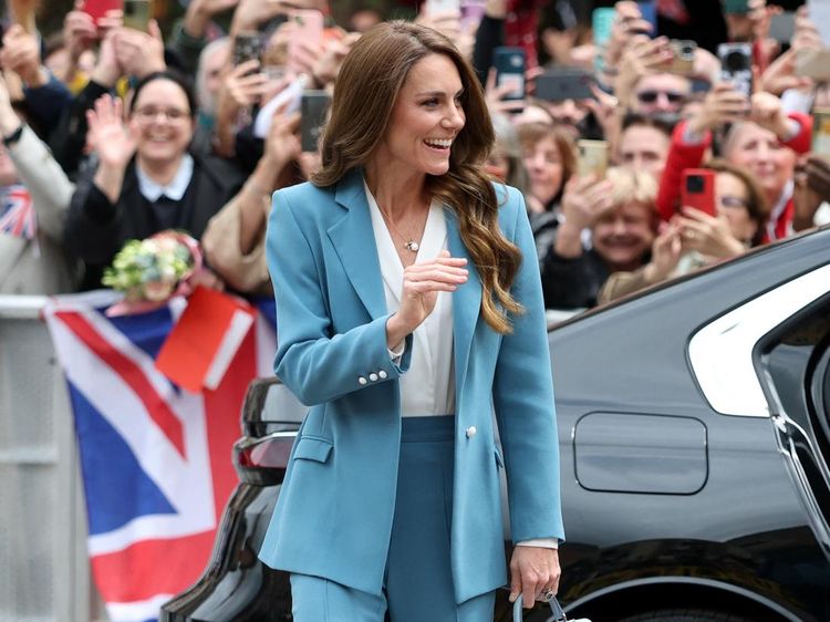 Foto: Detail Outfit Kate Middleton di Italia, Kunjungan Solo Bersejarah