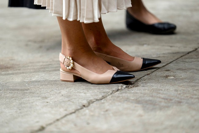 Elemen kejutan hadir lewat pilihan sepatunya. Alih-alih heels, kali ini Kate menggunakan sling-back kitten heels beraksen sabuk mutiara dari Camilla Elphick. (Foto: Mark Cuthbert/UK Press via Getty Images)