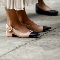 Elemen kejutan hadir lewat pilihan sepatunya. Alih-alih heels, kali ini Kate menggunakan sling-back kitten heels beraksen sabuk mutiara dari Camilla Elphick. (Foto: Mark Cuthbert/UK Press via Getty Images)