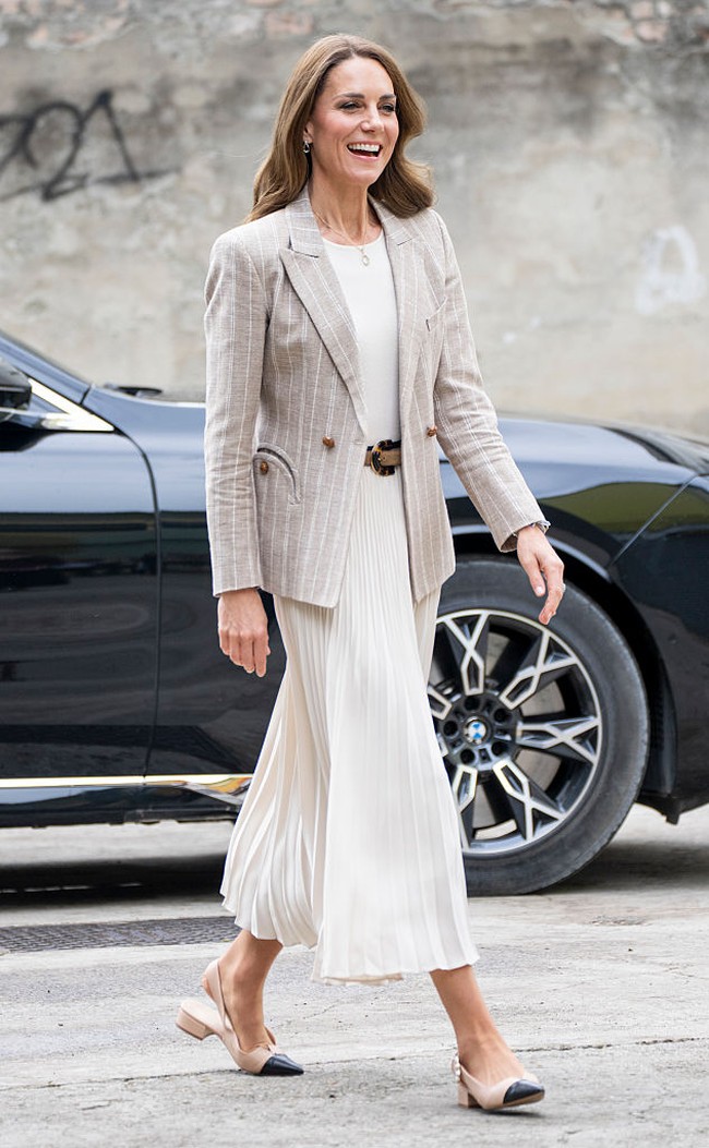 Hari kedua yang sekaligus mengakhiri kunjungan bersejarah ini, Kate lebih gamblang lagi memberikan penghormatan kepada Italia dengan menggunakan brand lokal. Salah satunya, blazer bergaris dari Blazé Milano yang dipadu dengan midi skirt plisket yang feminin. (Foto: Mark Cuthbert/UK Press via Getty Images)