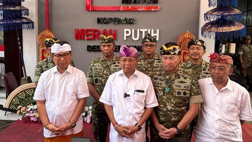 Gubernur Bali Wayan Koster saat menghadiri peresmian operasional 1.061 KDKMP secara virtual di Desa Sembung, Mengwi, Badung, Sabtu (1/5/2026). (Foto: Dok. Humas Pemprov Bali)