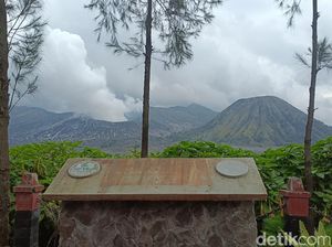 Gunung Bromo Dipadati Ribuan Wisatawan Saat Long Weekend