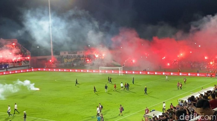 Hujan flare di Stadion Gelora BJ Habibie usai laga PSM Makassar Vs Persib Bandung.