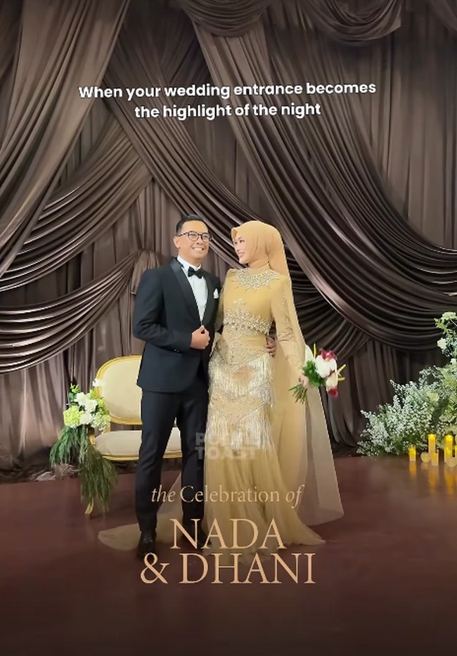 Untuk penampilan malam harinya yang syahdu, Indah Nada Puspita memilih gaya hijab tucked-in yang rapi dengan material senada gaun emas rancangan Rizman Ruzaini Bridal, dipercantik dengan veil tulle transparan yang menjuntai anggun dari atas kepala hingga ke lantai. Foto: Dok. Instagram @thepotomoto.