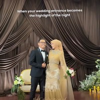 Untuk penampilan malam harinya yang syahdu, Indah Nada Puspita memilih gaya hijab tucked-in yang rapi dengan material senada gaun emas rancangan Rizman Ruzaini Bridal, dipercantik dengan veil tulle transparan yang menjuntai anggun dari atas kepala hingga ke lantai. Foto: Dok. Instagram @thepotomoto.
