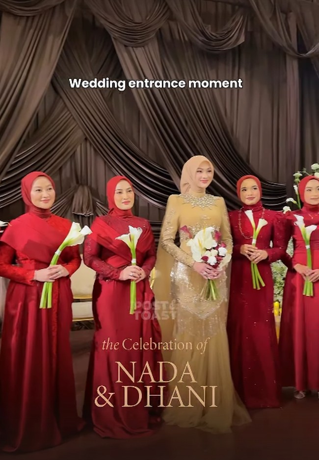 Paduan hijab yang sleek ini sengaja dibuat minimalis tanpa banyak lilitan untuk memberikan sorotan penuh pada mahkota dan detail payet rumit serta rumbai manik-manik yang menghiasi kerah tinggi gaun pernikahannya. Para bridesmaid dari Modinity Group kompak memakai busana serba merah yang memesona. Foto: Dok. Instagram @thepotomoto.