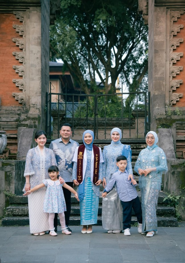 Penampilan Irish Bella saat menghadiri acara wisuda putri sambungnya, Syifa Mutiara, mencuri atensi. Syifa diketahui baru saja resmi menyandang gelar dokter umum.  Foto: Instagram/@_irishbella_