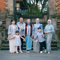 Penampilan Irish Bella saat menghadiri acara wisuda putri sambungnya, Syifa Mutiara, mencuri atensi. Syifa diketahui baru saja resmi menyandang gelar dokter umum.  Foto: Instagram/@_irishbella_