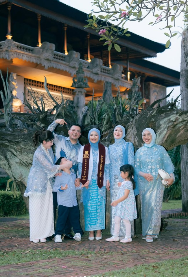 Irish tampil kompak dengan keluarga mengenakan busana berwarna baby blue. Penampilannya terlihat anggun dan memukau lengkap dengan hijab yang membungkus kepala. Foto: Instagram/@_irishbella_