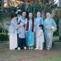 Irish tampil kompak dengan keluarga mengenakan busana berwarna baby blue. Penampilannya terlihat anggun dan memukau lengkap dengan hijab yang membungkus kepala. Foto: Instagram/@_irishbella_