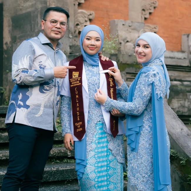Pesona Irish Bella Berkebaya Baby Blue di Wisuda Putri Sambung, Memukau!