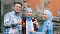 Pesona Irish Bella Berkebaya Baby Blue di Wisuda Putri Sambung, Memukau!