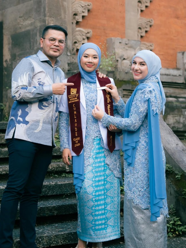 Pesona Irish Bella Berkebaya Baby Blue di Wisuda Putri Sambung, Memukau!