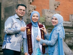 Pesona Irish Bella Berkebaya Baby Blue di Wisuda Putri Sambung, Memukau!