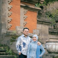 Penampilan Irish tampak serasi dengan suaminya, Haldy Sabri, yang mengenakan kemeja motif artistik bernuansa abu-abu, putih, dan biru. Kemeja tersebut dipadukan dengan celana hitam slim fit dan sepatu loafers hitam. Foto: Instagram/@_irishbella_