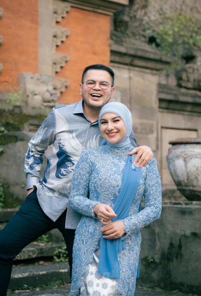 Kebaya yang dikenakan Irish dilengkapi dengan tambahan kain drapery menjuntai di salah satu sisi bahu, memberi sentuhan formal. Foto: Instagram/@_irishbella_