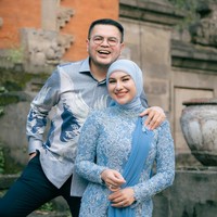 Kebaya yang dikenakan Irish dilengkapi dengan tambahan kain drapery menjuntai di salah satu sisi bahu, memberi sentuhan formal. Foto: Instagram/@_irishbella_
