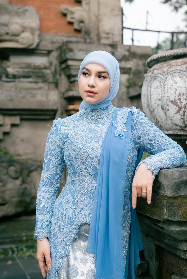 Sementara wajahnya dipulas dengan riasan soft glam hasil tangan MUA Alma Nura. Perpaduan blush on dan lipstik warna peach nude membuat wajahnya terlihat segar. Foto: Instagram/@_irishbella_