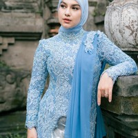 Sementara wajahnya dipulas dengan riasan soft glam hasil tangan MUA Alma Nura. Perpaduan blush on dan lipstik warna peach nude membuat wajahnya terlihat segar. Foto: Instagram/@_irishbella_