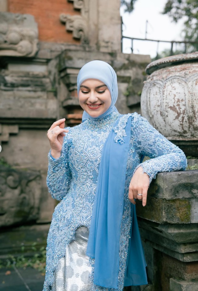 Melengkapi penampilannya, Irish memilih hanya mengenakan perhiasan simpel. Hanya cicin yang tampak melingkar di jari manis tangan kiri dan kanannya. Foto: Instagram/@_irishbella_