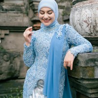 Melengkapi penampilannya, Irish memilih hanya mengenakan perhiasan simpel. Hanya cicin yang tampak melingkar di jari manis tangan kiri dan kanannya. Foto: Instagram/@_irishbella_
