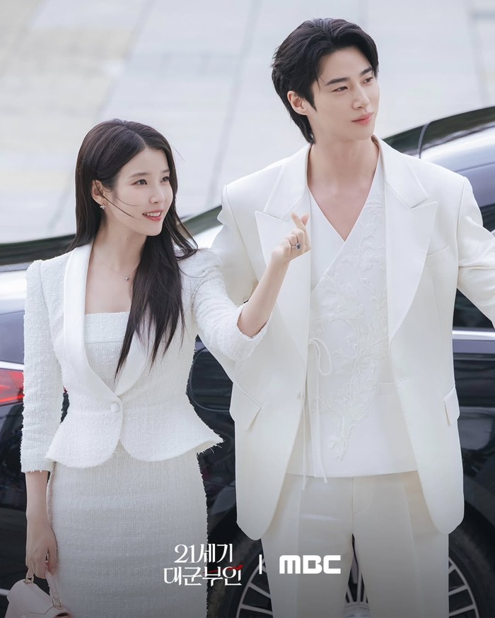 Iu dan Byeon Woo Seok di Drama Korea Perfect Crown