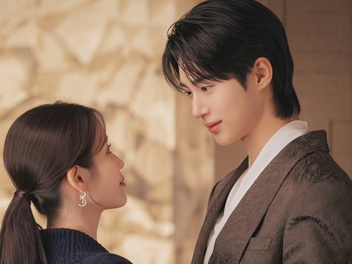 Iu dan Byeon Woo Seok di Drama Korea Perfect Crown