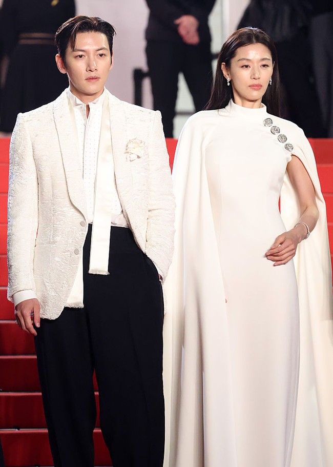 Film zombie terbaru, ‘Colony’, resmi tayang perdana di Cannes Film Festival 2026 pada Jumat (15/05/2026). Screening dihadiri oleh para pemain inti, mulai dari Jun Ji Hyun, Ji Chang Wook, Koo Kyo-hwan. Foto: WireImage/Daniele Venturelli