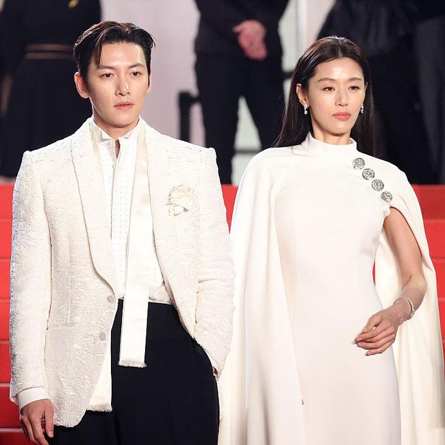 Gaya Para Bintang Colony di Red Carpet Cannes, Jun Ji Hyun Bak Goddess