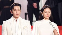 Gaya Para Bintang 'Colony' di Red Carpet Cannes, Jun Ji Hyun Bak Goddess