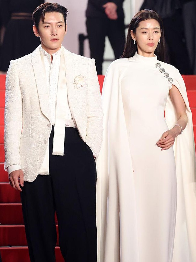 Gaya Para Bintang Colony di Red Carpet Cannes, Jun Ji Hyun Bak Goddess