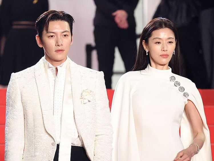 Gaya Para Bintang Colony di Red Carpet Cannes, Jun Ji Hyun Bak Goddess