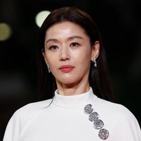 Makeup dan tatanan rambut dibuat seminimalis mungkin untuk menonjolkan gaun panjangnya yang indah. Aktris 44 tahun ini hanya menata rapi rambut panjangnya, sementara makeup hanya dipulas tipis. Foto: AFP/SAMEER AL-DOUMY
