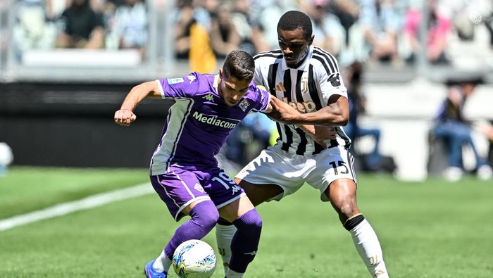 TURIN, ITALY - MAY 17: Manor Solomon of Fiorentina competes for the ball with Pierre Kalulu of Juventus during the Serie A match between Juventus FC and ACF Fiorentina at Allianz Stadium on May 17, 2026 in Turin, Italy. (Photo by Image Photo Agency/G