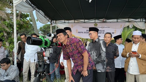 Kakanwil Kemenag Bali, I Gusti Made Sunartha sedang memantau hilal penetuan awal Dzulhijjah di Pantai Sekeh, Kuta, Badung, Minggu (17/5/2026). (Rizki Setyo)
