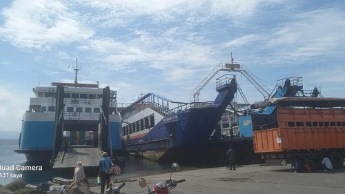 Kapal Motor Penumpang (KMP) Samudra Utama yang kandas di Dermaga LCM Pelabuhan Gilimanuk, Kabupaten Jembrana, Bali, Minggu (17/5/2026). (Istimewa)