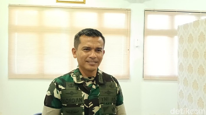 Kapendam II/Sriwijaya Letkol Inf Yordania saat menjelaskan penembakan di Kafe Panhead, Palembang