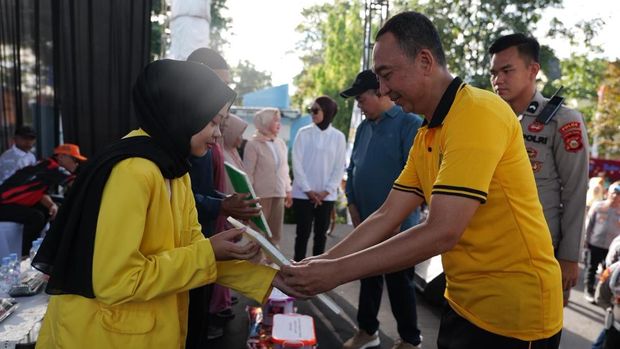 Kapolda Sumsel memberikan paket bantuan ke masyarakat.