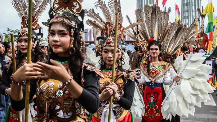 Peserta mengenakan kostum kreasi saat karnaval Festival Budaya Isen Mulang di Jalan Imam Bonjol, Palangka Raya, Kalimantan Tengah, Minggu (17/5/2026). Parade budaya dalam rangkaian Festival Budaya Isen Mulang (FBIM) yang merupakan agenda Karisma Event Nusantara (KEN) 2026 itu diikuti sejumlah peserta dari berbagai kabupaten/kota se-Kalteng yang bertujuan untuk mengembangkan dan melestarikan budaya khas daerah setempat sekaligus upaya meningkatkan daya tarik kunjungan wisatawan. ANTARA FOTO/Auliya Rahman/nym.