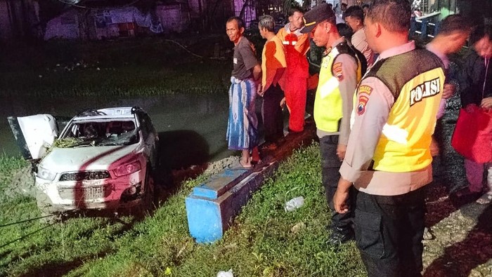 Chevrolet terperosok ke sungai di Godong, Grobogan dievakuasi petugas.