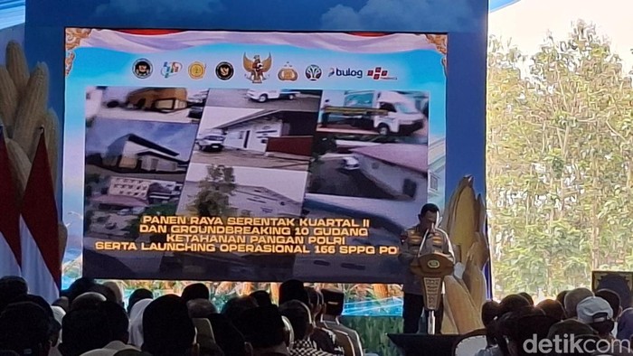 Kapolri Jenderal Listyo Sigit Prabowo menyampaikan target pembangunan 1.500 SPPG di seluruh Indonesia saat menghadiri panen raya jagung di Tuban, Jawa Timur.