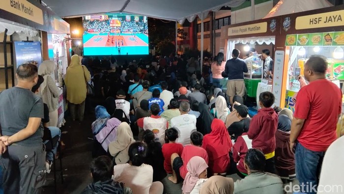 Keseruan nonton bareng final SBY Cup 2026 di belakang GOR Samapta Magelang, Minggu (17/5/2026).