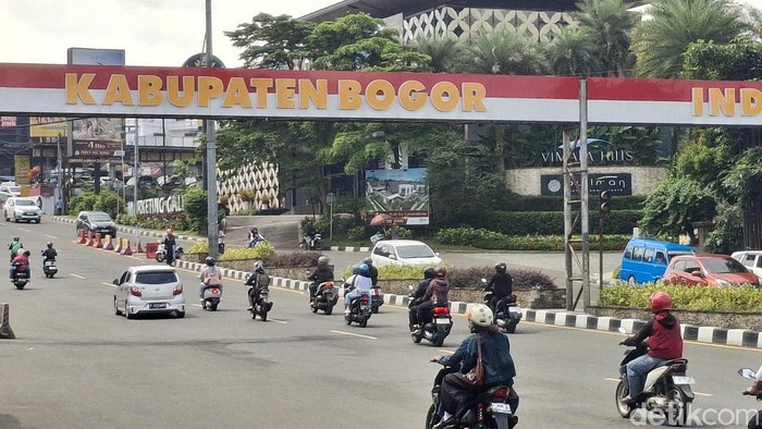 Lalin di Puncak Bogor siang ini. (M Sholihin/detikcom)