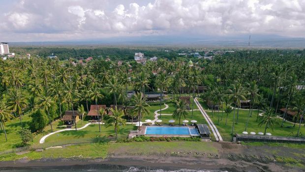 Lonjakan wisatawan selama libur panjang membuat sejumlah hotel dan penginapan di Banyuwangi mencatat okupansi hingga 100 persen. Mayoritas tamu berasal dari luar kota dan luar daerah.
