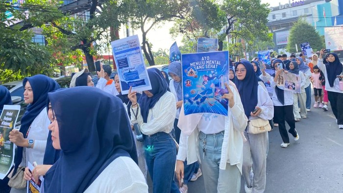 Mahasiswa Program Studi Ilmu Komunikasi FSIKP UMI Makassar menggelar aksi Walk and Talk.