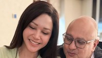 Wah, semringah banget nih Maia dan Irwan usai jadi nenek juga kakek.  Foto: dok Instagram Maia Estianty