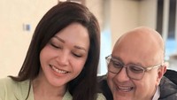 Di akhir pekan kemarin, Maia Estianty dan Irwan Mussry juga terlihat mengunjungi cucu. Hari Minggu, Oda dan Ody liat cucu… Ah senangnya liat Baby Soso… Cantik, MaasyaaAllah, terangnya. Foto: dok Instagram Maia Estianty