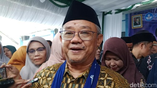 Mendikdasmen Abdul Muti saat diwawancarai seusai meresmikan program revitalisasi sekolah di Lombok Timur, NTB, Minggu (17/5/2026). (Foto: Sanusi Ardi W/detikBali)